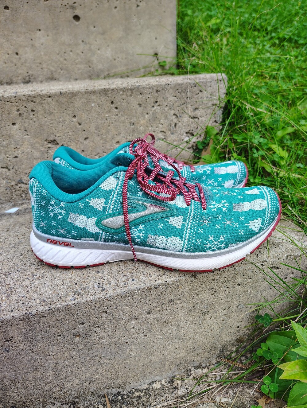 Brooks Revel 3 Run Merry Christmas Womens Green Sweater Ltd Edition Shoes Sz 8
